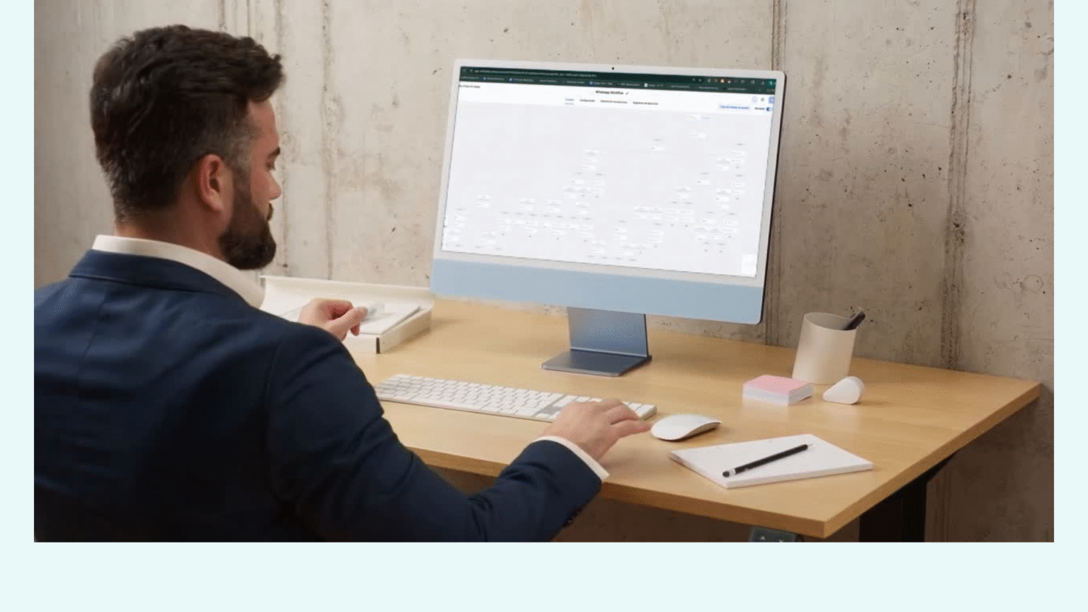 Hombre revisando flujos de automatización de ventas en su monitor con CRM de Novum Solutions